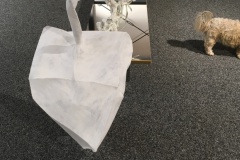 Weißes Objekt vor Spiegel